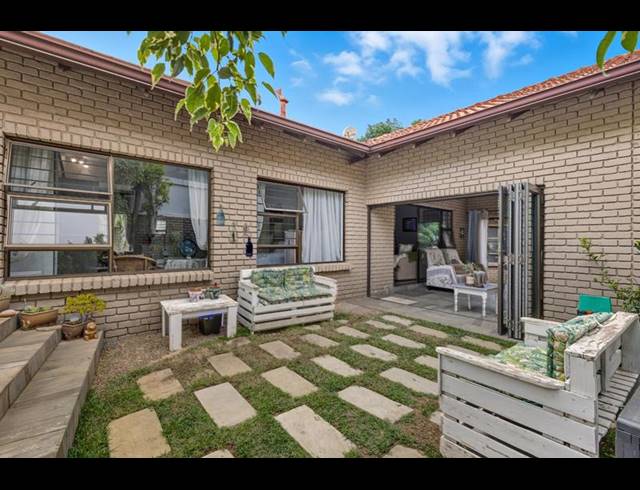 5 BEDROOM HOUSE FOR SALE IN FOURWAYS GARDENS